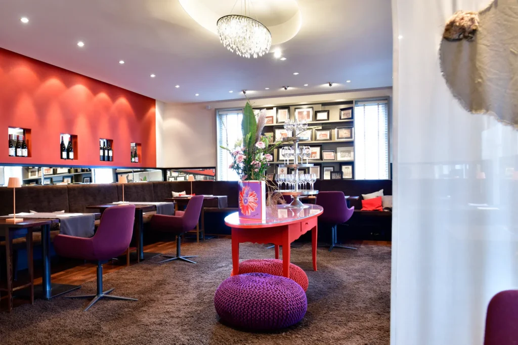 Das Hotel und Restaurant Villa Mittermeier liegt direkt am historischen Würzburger Tor in Rothenburg ob der Tauber und wurde 2024 mit dem „Michelin Key“ ebenso das Restaurant 2025 mit einem Michelin-Stern ausgezeichnet.