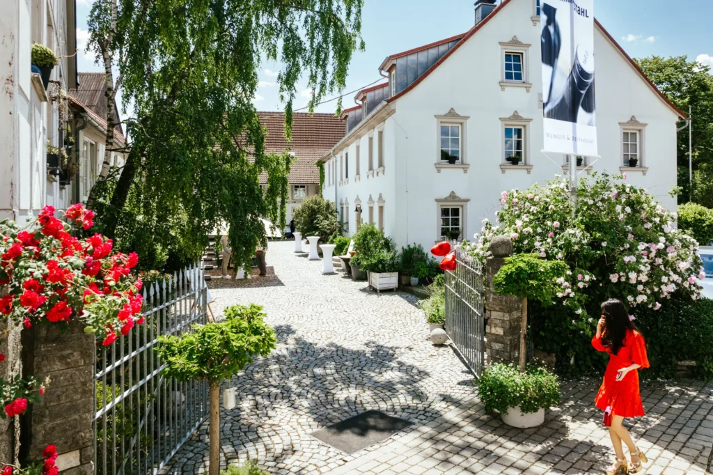 Der Winzerhof Stahl besticht durch seine ausgezeichneten Weine samt Michelin-prämiertem Restaurant und charmanten Gästezimmern in Auernhofen, einem romantischen Dorf am Rande des Taubertals.